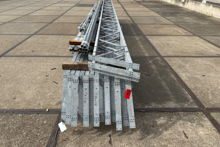 12.80 x 28.00m (358.4m²)